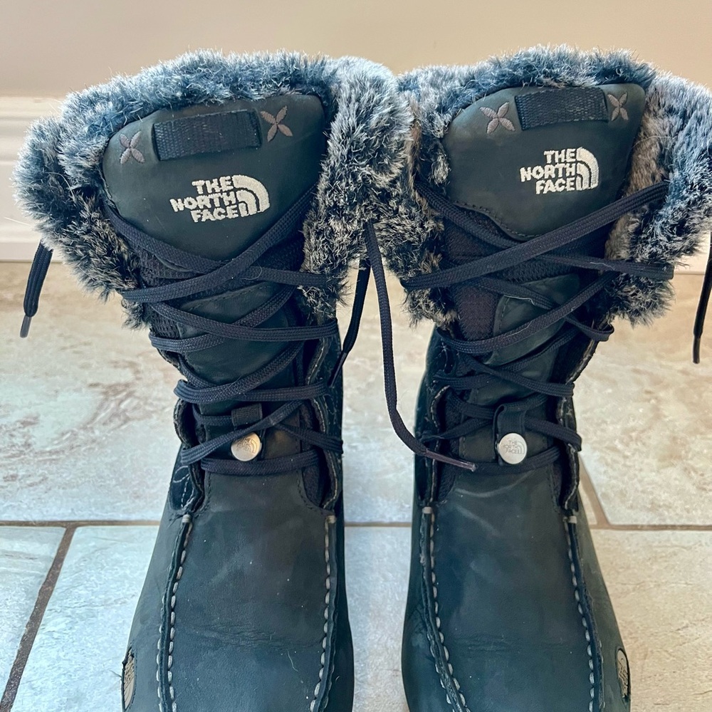 North Face Allure sz 7 insulated winter boots.  Black with “fur” trim. VGUC - Picture 2 of 9